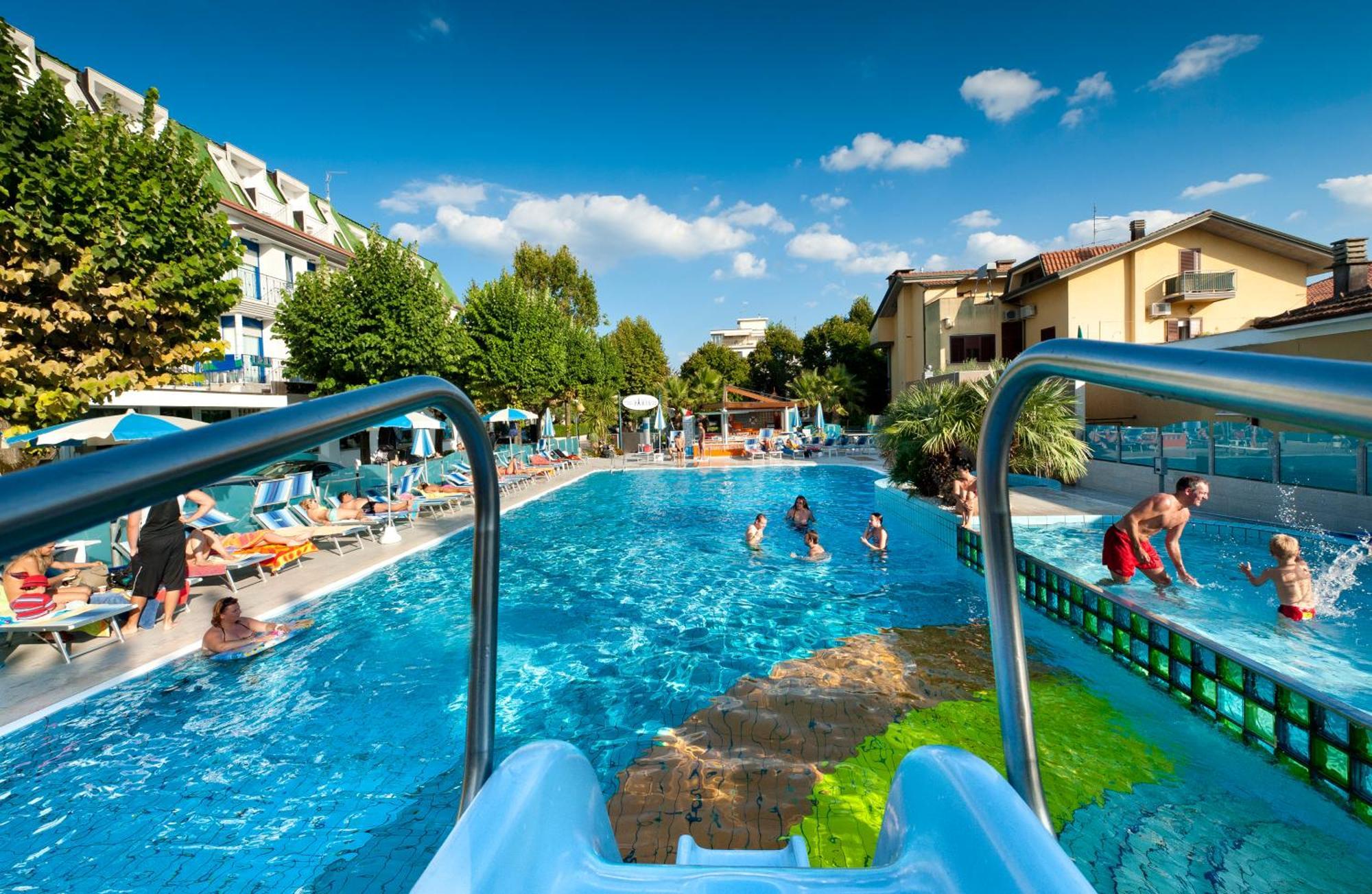 Hotel Paris Resort เบลลาเรีย-อีเจอา มารีนา ภายนอก รูปภาพ