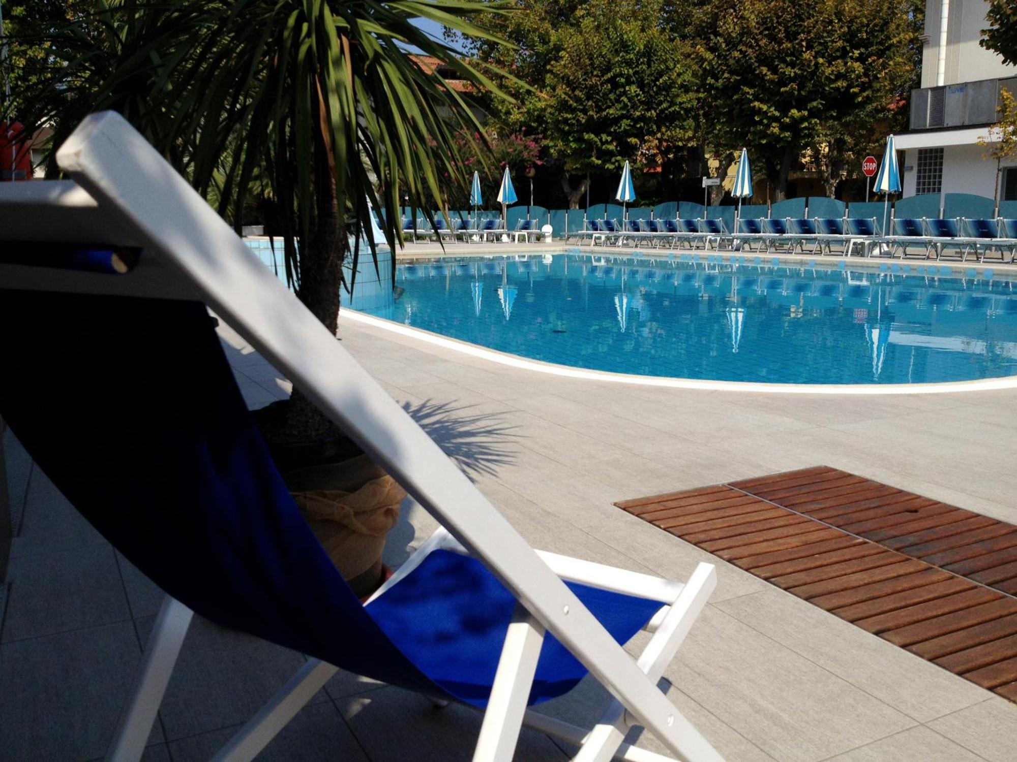 Hotel Paris Resort เบลลาเรีย-อีเจอา มารีนา ภายนอก รูปภาพ